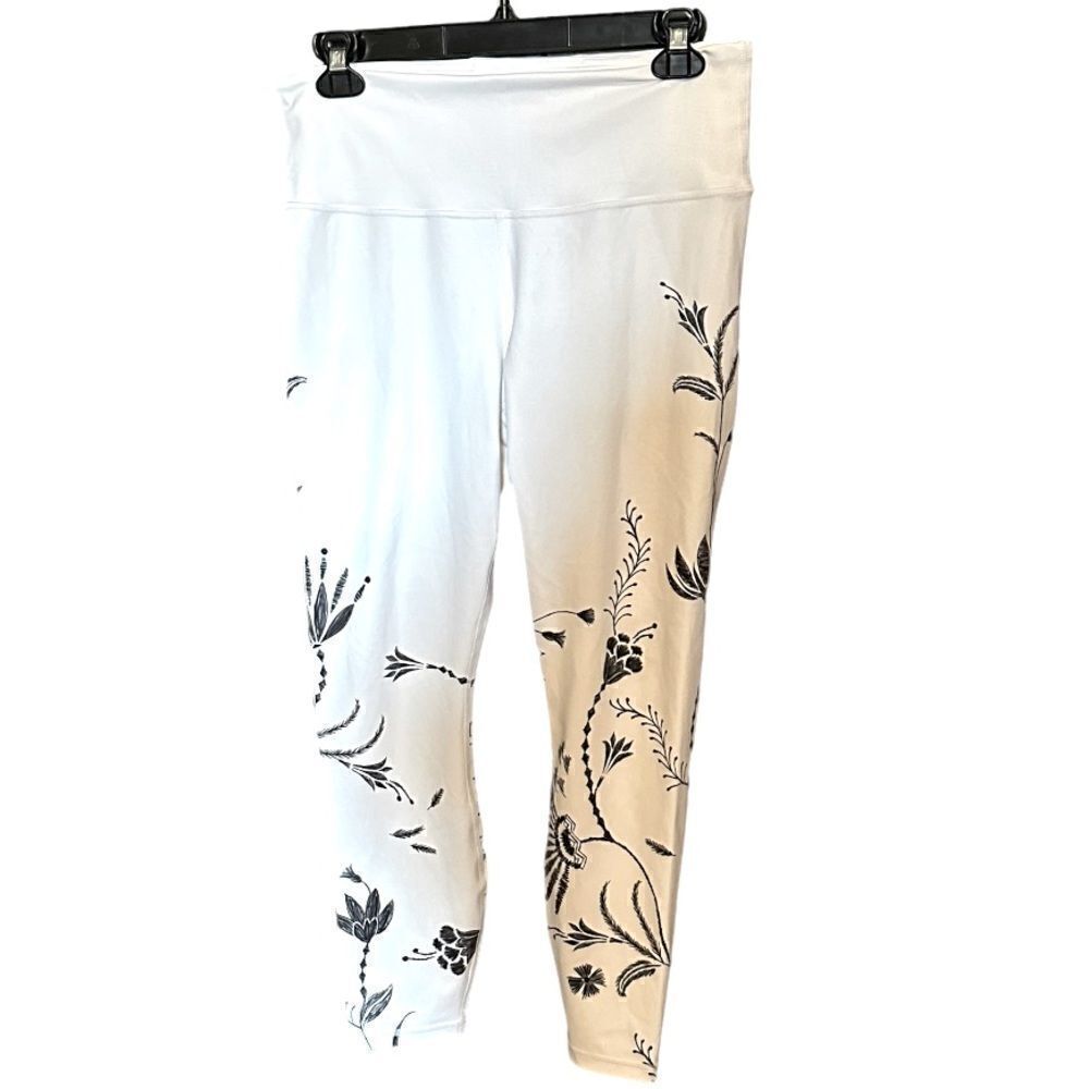 Athleta White and Black Floral Athletic Design Leggings M 📦‎